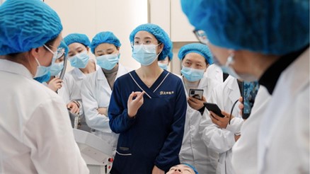 趙清正在進行講解。星榮整形外科醫院供圖