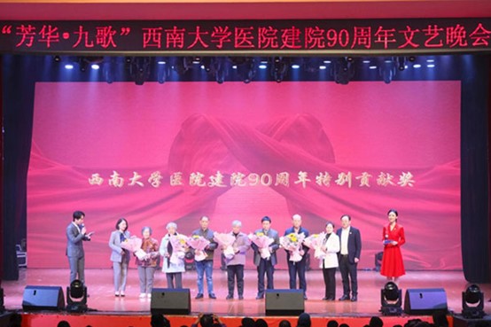 頒發榮譽獎杯。蔣永勁攝