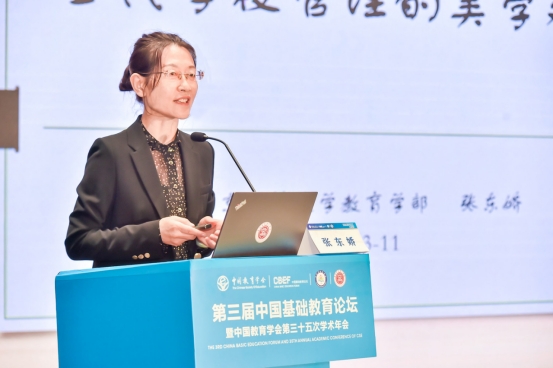 張東嬌作報告。巴蜀小學供圖