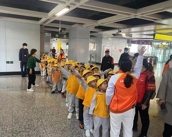 車站工作人員護送出行的小朋友。重慶交通開投集團供圖