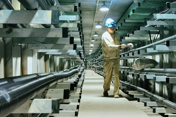 工作人員在現場對電纜外觀進行檢查。艾黎攝