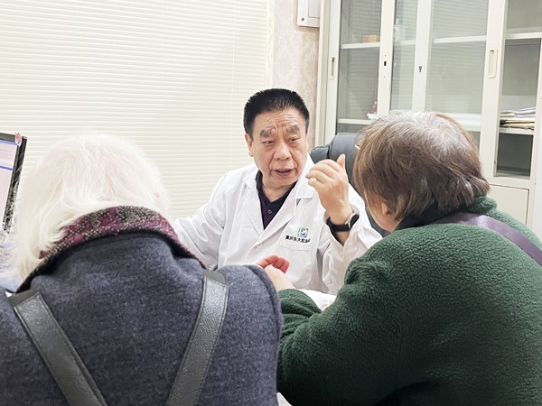 看診現場。重慶東大肛腸醫院供圖