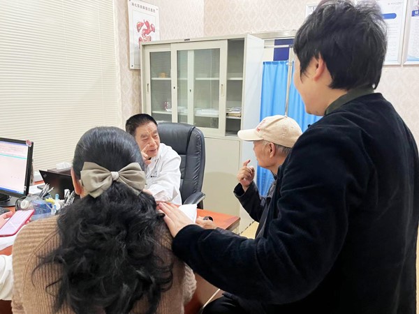 看診現場。重慶東大肛腸醫院供圖