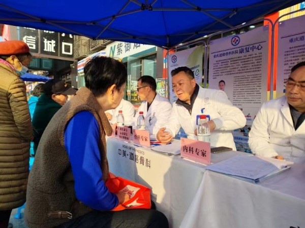 劉筑義診中。重慶道格骨科醫院供圖