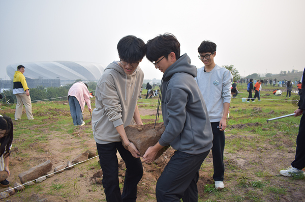 學生合力清理石塊。重慶理工大學供圖