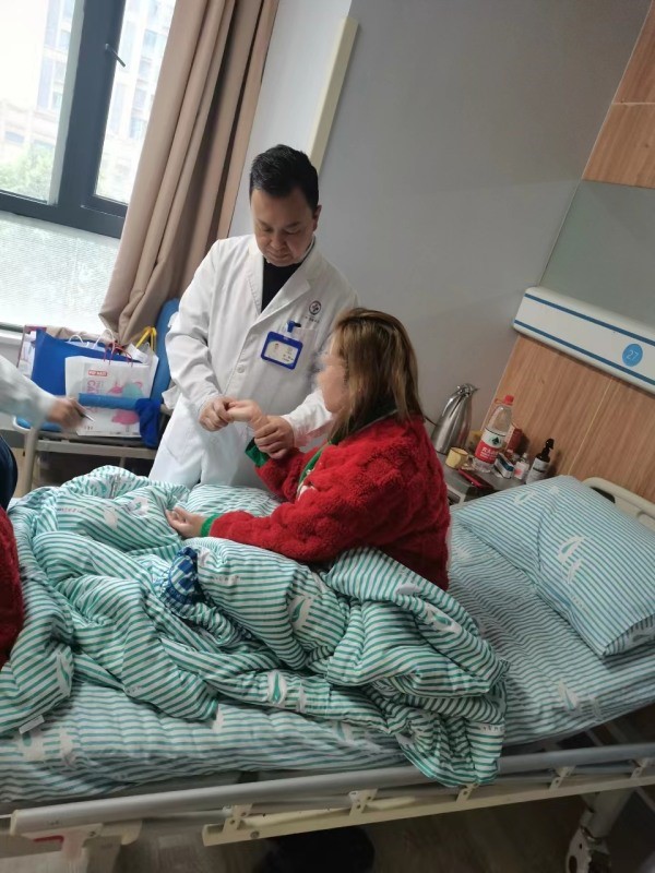 劉筑查房中。重慶道格骨科醫院供圖