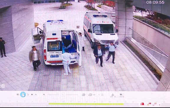 監控畫面：患者8點9分被送至醫院。重慶康心醫院供圖