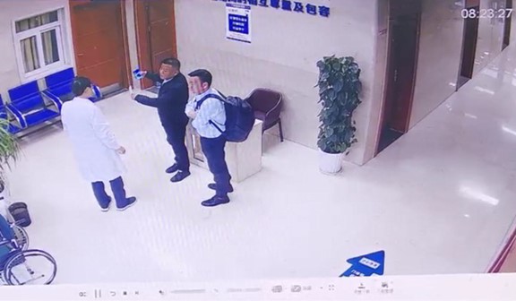 監控畫面：8點23分醫生溝通患者同事協助二次勸說。重慶康心醫院供圖