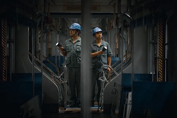 檢查車廂內設備。重慶軌道集團供圖