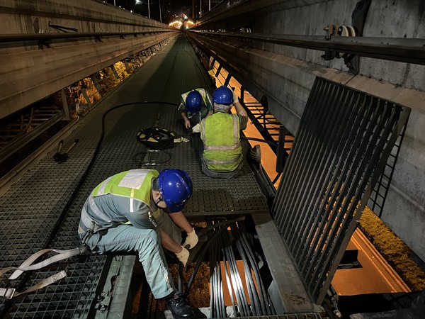 更換道岔接觸線。重慶軌道集團供圖