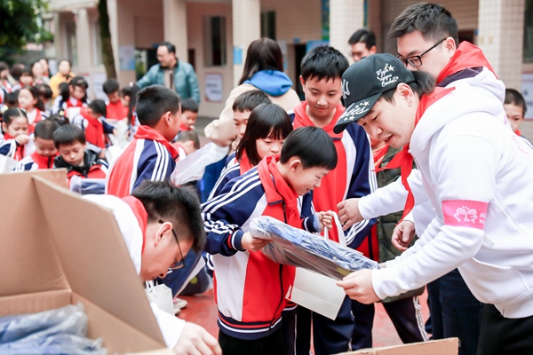 志愿者為孩子們送上學習用品。