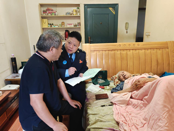 11月3日，大渡口區稅務局“稅小渡”工作室成員上門為金福銀老人及家屬講解房屋過戶相關政策及辦理流程。陳彥紅攝