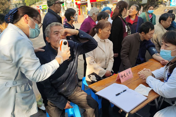 開展慢阻肺義診活動。重慶建設醫院供圖