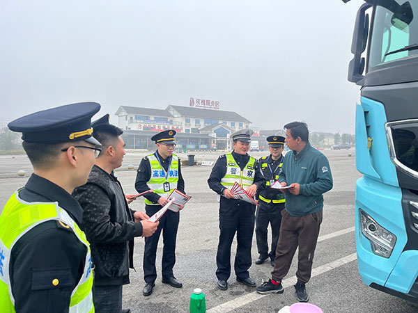 宣傳法律法規。重慶市交通運輸綜合行政執法總隊高一支隊供圖