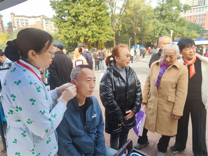 義診現場，市民在耳穴區體驗。陳琦攝