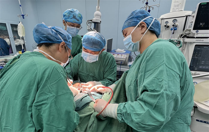 醫生進行長達7小時的手術。