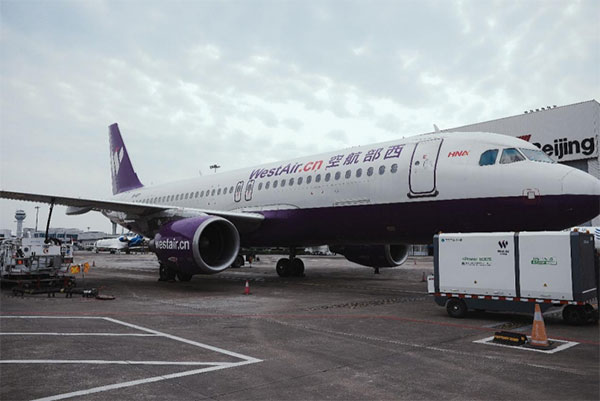 新能源電源車為地面作業飛機供能，降低二氧化碳排放。西部航空供圖