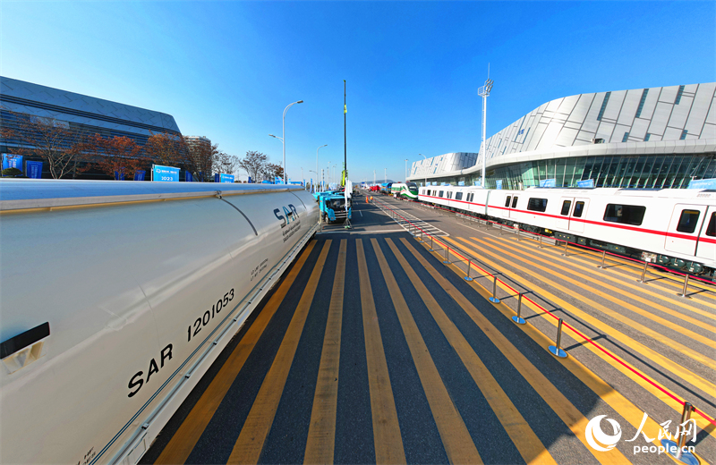 現場展出的列車。人民網記者 劉賓攝
