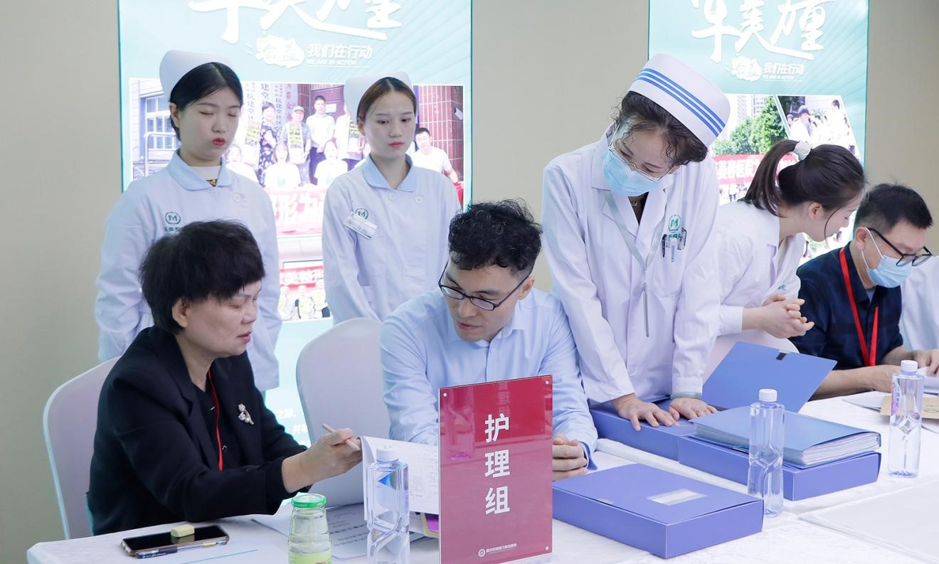 護理院感組對后勤人員檢查。重慶軍美醫療美容醫院供圖