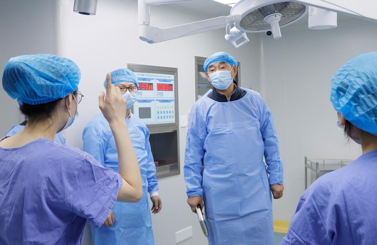 醫療質量管理組現場檢查指導。重慶軍美醫療美容醫院供圖