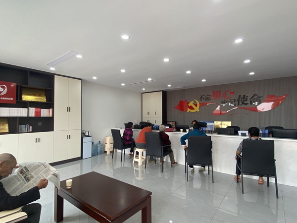 現在的龍塘村便民服務大廳更加寬敞明亮了。左曉蕾攝