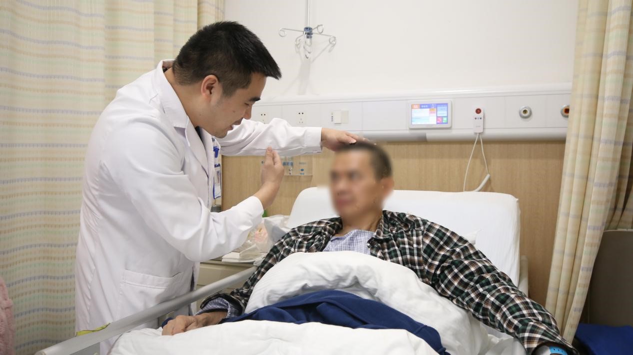梁鴻為患者查體。重慶西區醫院供圖