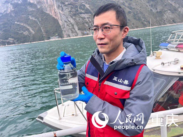 巫山縣生態環境監測站副站長魏嵬介紹水質檢測情況。人民網記者 馮文彥攝