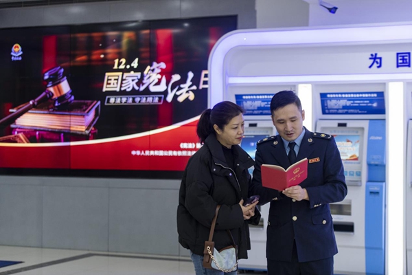 12月4日，渝北區稅務人員為企業辦稅人員講解憲法知識。郭睿攝