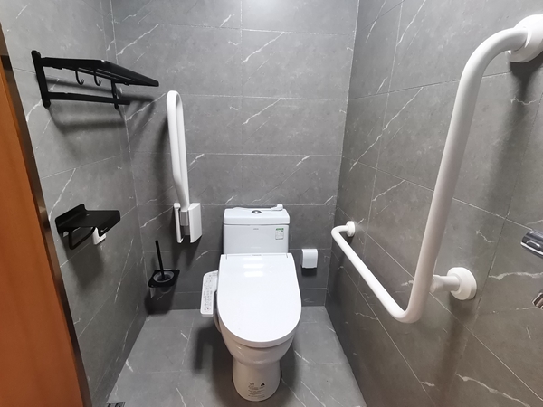 房間內的家具衛浴設施都進行了適老化改造。重慶市第一社會福利院供圖