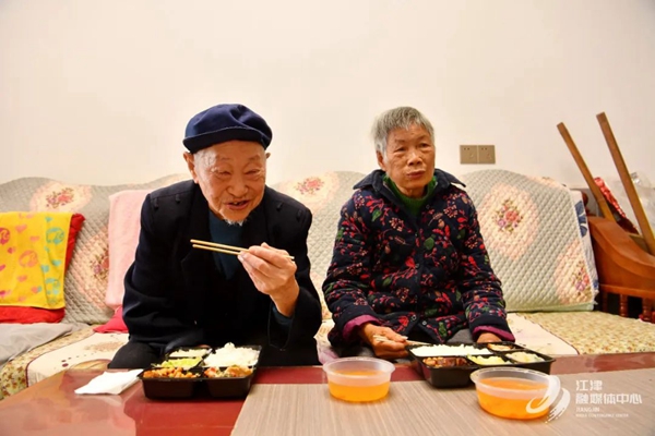 92歲的皮開成和老伴住在珞璜鎮碑亭西苑小區，由于腿腳不便，珞璜鎮碑亭社區帥鄉幸福食堂便將“愛心餐”送到其家里。江津福彩供圖