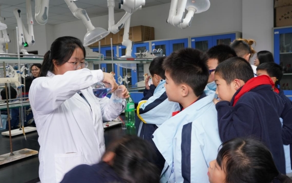 志愿者為小朋友們演示各類小實驗。重慶師范大學供圖