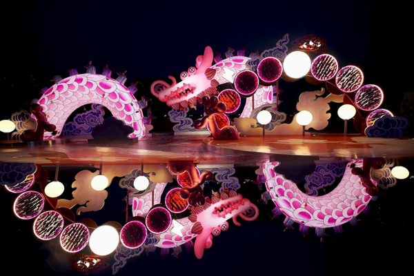 粉色“波普游龍”藝術裝置(重慶天地 供圖)