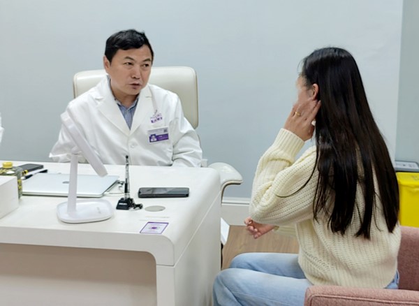 刁慶春看診中。重慶美萊整形美容醫院供圖