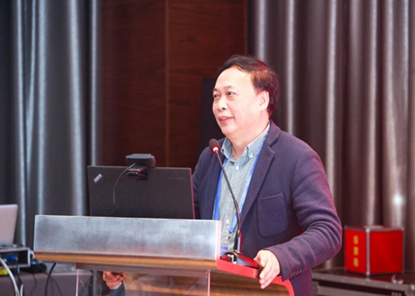 鐘前進做課題分享。重慶康心醫院供圖