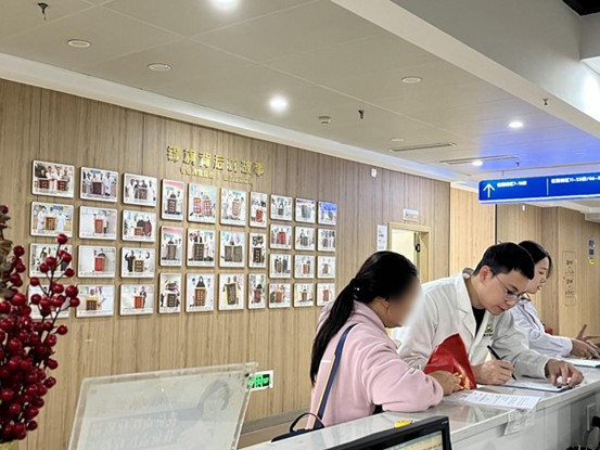 患者辦理入院手續。重慶東大肛腸醫院供圖