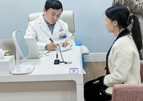 刁慶春看診中。重慶美萊整形美容醫院供圖