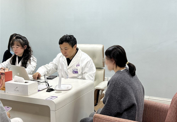 刁慶春看診中。重慶美萊整形美容醫院供圖