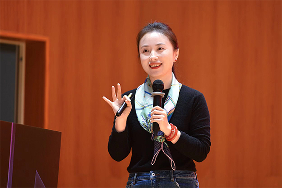 白渝作主題報告。重慶市第一實驗中學校供圖