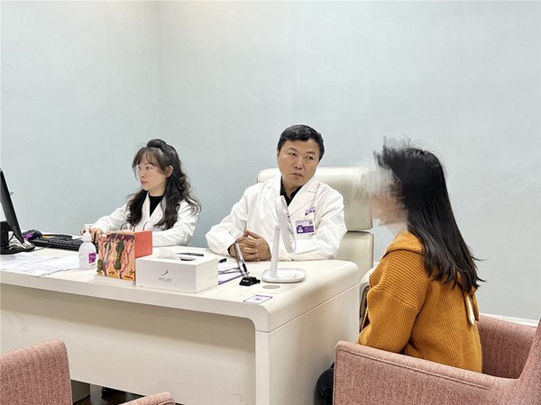 刁慶春看診中。重慶美萊整形美容醫院供圖