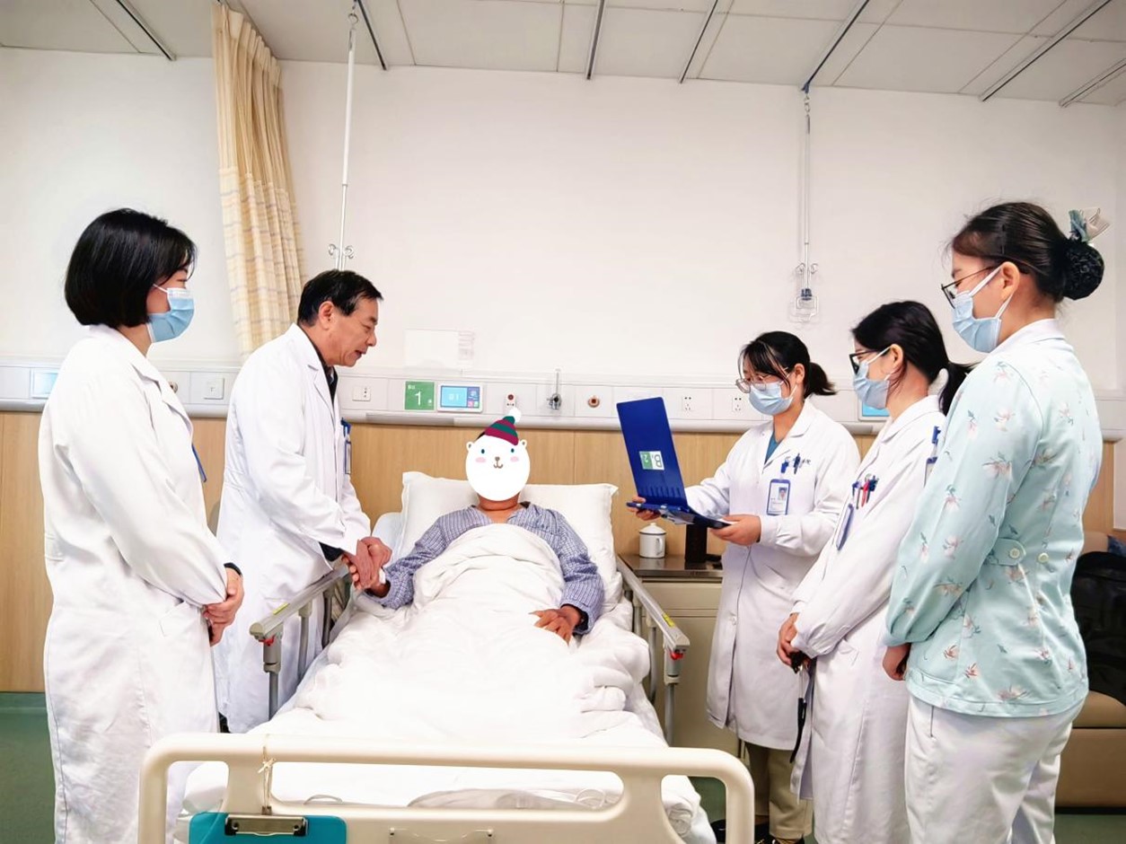 于學軍和醫護團隊查房。重慶西區醫院供圖