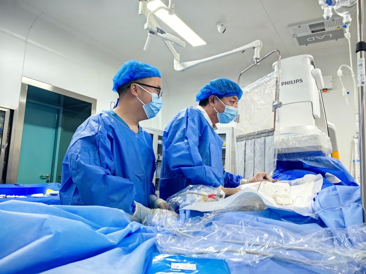 于學軍、張川為患者進行手術。重慶西區醫院供圖