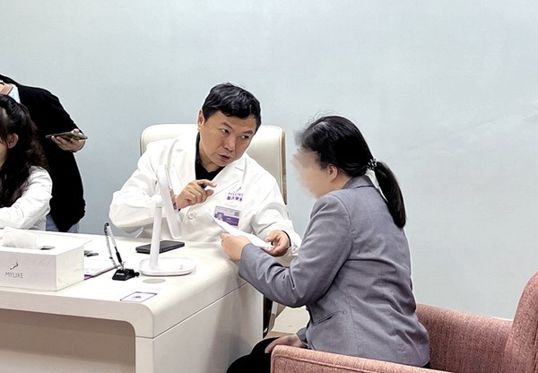 刁慶春看診中。重慶美萊整形美容醫院供圖