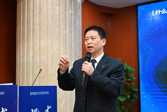 譚吉林進行科普講座。重慶愛爾眼科醫院總院供圖