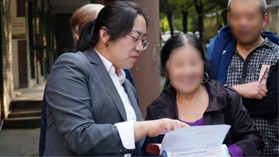 工作人員向居民介紹“重慶渝快?！眱热?。重慶渝快保服務中心供圖