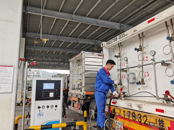 氫氣充裝作業。孫啟凡攝