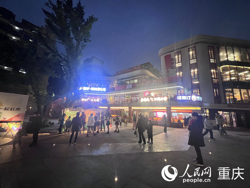 晚上，很多游客來民主村打卡，居民也飯后出來散步。人民網記者 胡虹攝