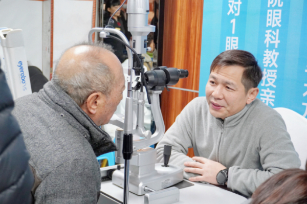 患者現場檢查眼睛。重慶何氏眼科供圖