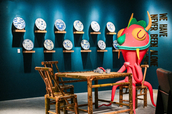 “喝蓋碗茶的Bifrons”雕塑。重慶時代廣場供圖