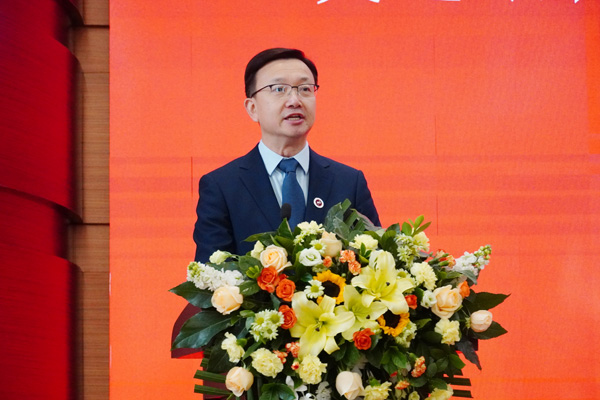 毛明山介紹比賽。重慶一中供圖