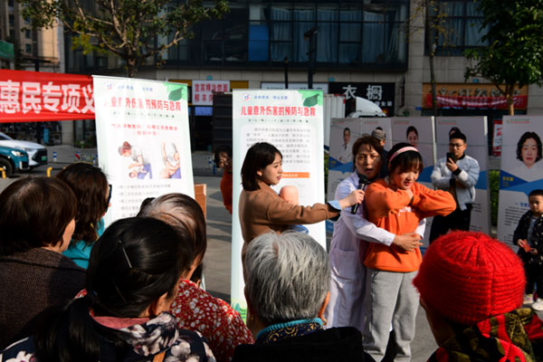 科普基地“海姆立克”教學。璧山區婦幼保健院供圖